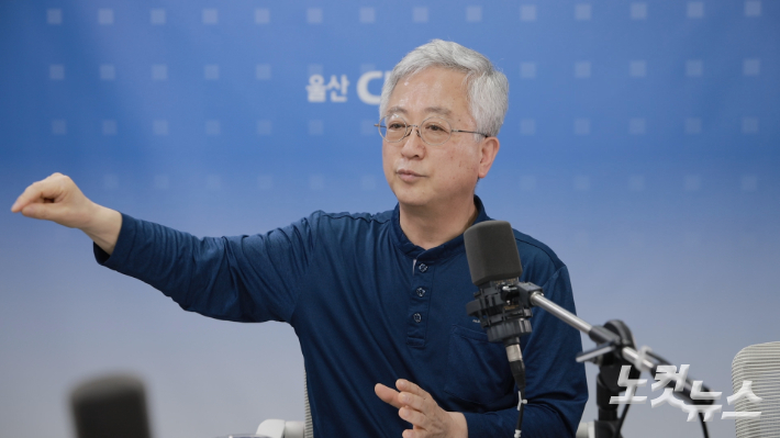 박영수 목사가 시니어 사역에 대해 설명하고 있다. 