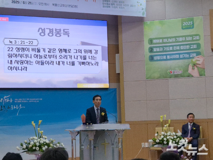 서원교회 이남영 담임목사가 설교를 하고 있다. 