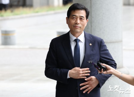 김민기 국회 사무총장이 15일 오후 서울 서초구 서울고등검찰청에 마련된 내란특검 사무실에 참고인 신분으로 조사를 받기 위해 출석하고 있다