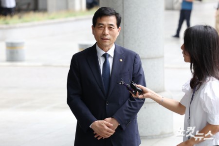 김민기 국회 사무총장이 15일 오후 서울 서초구 서울고등검찰청에 마련된 내란특검 사무실에 참고인 신분으로 조사를 받기 위해 출석하고 있다