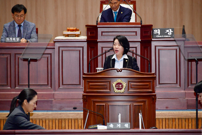 광주광역시의회 임미란 의원은 15일 열린 제334회 임시회 시정질문에서 "공사 지연이 구조화된 행정 실패로 이어지고 있다"며 "재정 계획 재점검과 시민피해 보상, 안전관리 대책을 종합적으로 마련해야 한다"고 질타했다. 광주시의회 제공