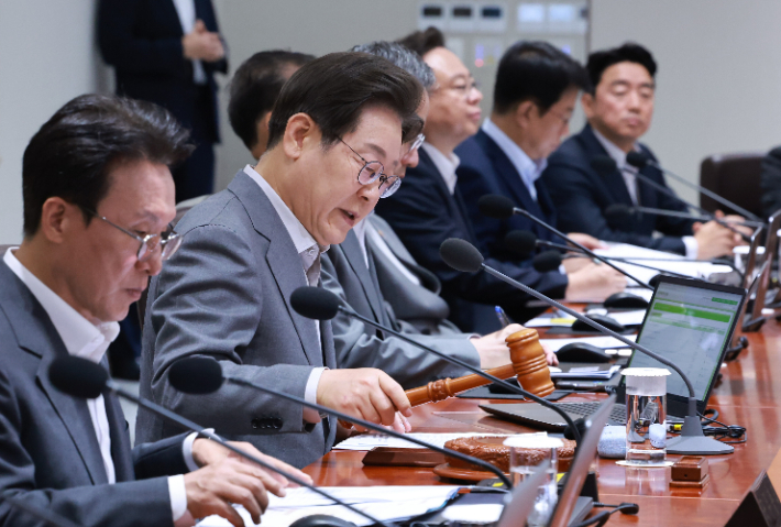 이재명 대통령이 15일 서울 용산 대통령실 청사에서 열린 국무회의에서 의사봉을 두드리며 개회 선언을 하고 있다. 연합뉴스