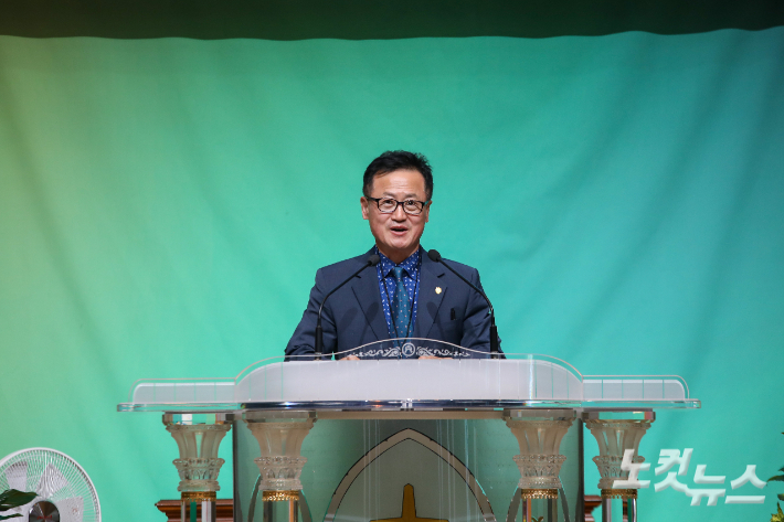대회장 최삼진 장로가 개회사를 하고 있다.