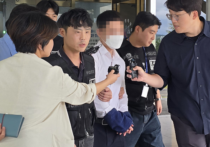 학교 침입해 시험지 빼돌린 학부모, 범행 가담한 학교 시설 관리자 구속