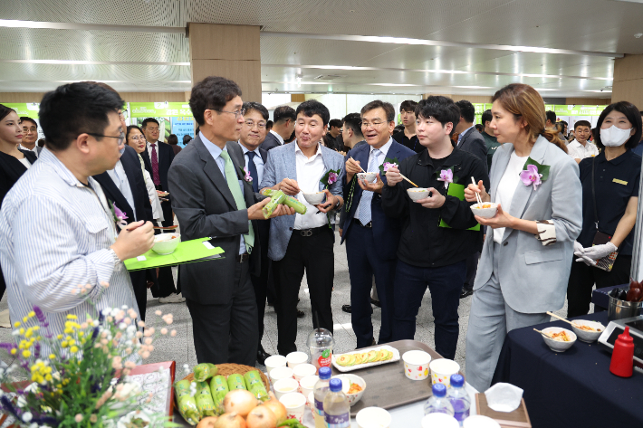 15일 한국도로공사 본사에서 함진규 사장(왼쪽에서 두 번째)이 심사위원단과 휴게소 시그니처 음식을 시식하고 있다.도로공사 제공