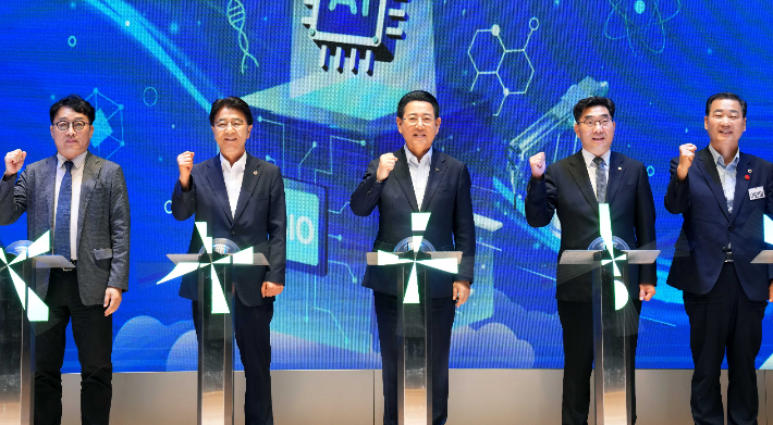 김영록 전라남도지사가 15일 전남동부청사 이순신강당에서 열린 '전남형 청년창업사관학교 입교식'에 참석, 주요 내빈과 퍼포먼스를 하고 있다. 전라남도 제공 