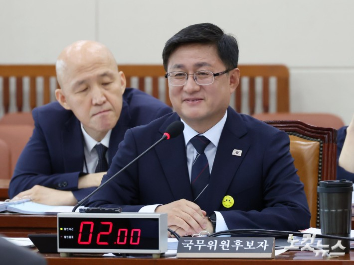 김성환 환경부 장관 후보자가 15일 오전 국회 환경노동위원회에서 열린 인사청문회에 출석해 미소를 짓고 있다. 황진환 기자