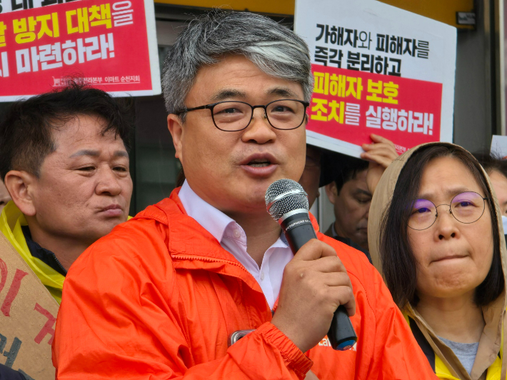 김석 순천YMCA 사무총장이 지난 4월 순천지역 한 기자회견에서 발언하고 있다. 고영호 기자