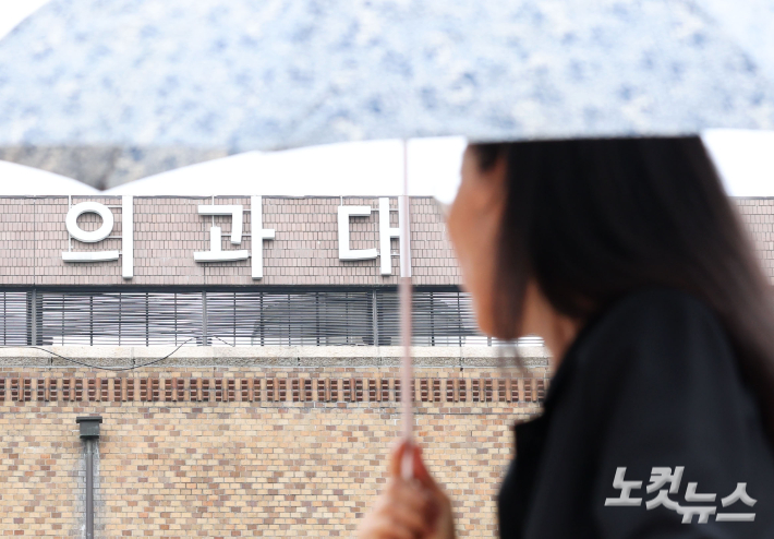 李 "예비 의료인, 사회적 책임 깊이 생각해야"…의대생 대표 "사회적 책임 다할 것"