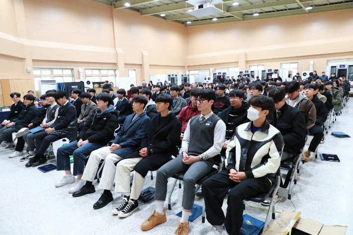 한국원자력마이스터고가 전국 최초로 자격 기반 교육과정을 운영하고 있다. 울진군 제공