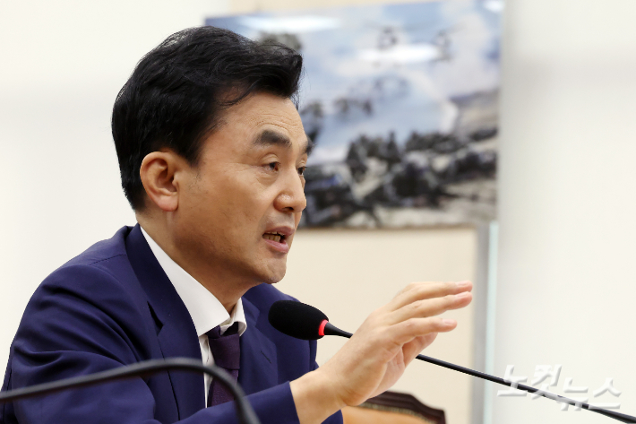 안규백 국방부 장관 후보자가 15일 서울 여의도 국회에서 열린 국방위원회 인사청문회에서 의원 질의에 답변을 하고 있다. 윤창원 기자