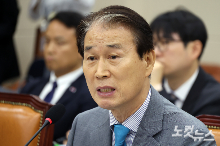 권오을 국가보훈부장관 후보자가 15일 서울 여의도 국회에서 인사청문회에서 의원 질의에 답변을 하고 있다. 윤창원 기자