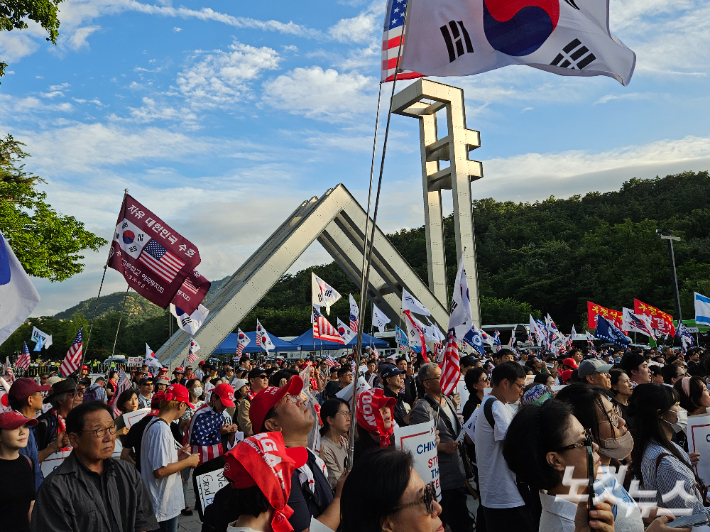 15일 오후 서울 관악구 서울대 정문 앞에서 부정선거론자인 모스 탄 미국 리버티대학 교수가 참석하는 집회가 진행되고 있다. 이원석 기자