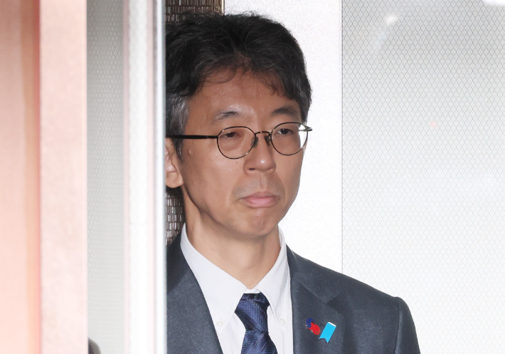 일본 정부가 독도 영유권 주장을 담은 방위백서를 채택한 15일 이세키 요시야스 주한일본대사관 총괄공사 대리가 서울 종로구 외교부 청사로 초치되고 있다. 연합뉴스