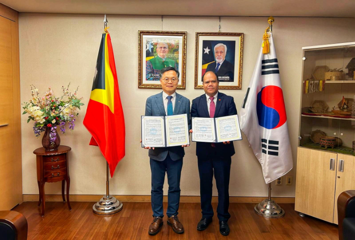 안토니우 데 사 베네비데스 주한 동티모르 대사가 지난 15일 2026여수세계섬박람회 참가협약서에 서명했다. 섬박람회 조직위 제공