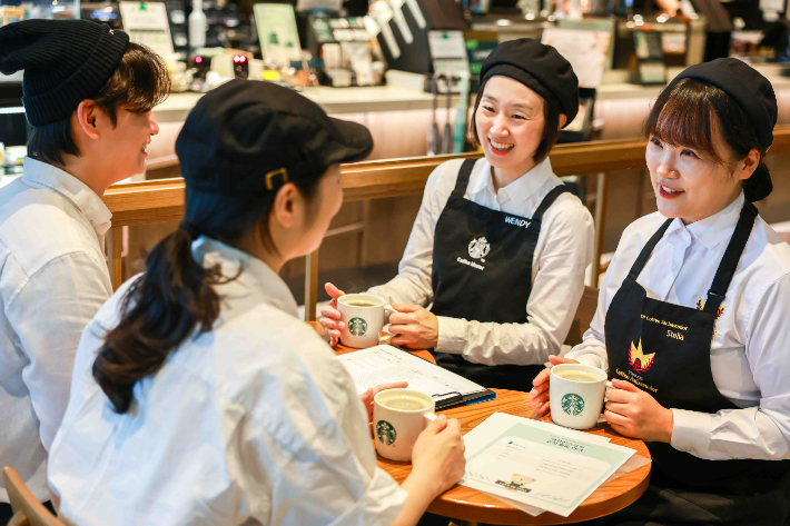 스타벅스 엑설런스 코치들이 매장을 방문해 코칭 활동을 설명하고 있다. 스타벅스 제공