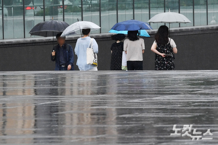 우산을 쓴 시민들이 발걸음을 재촉하고 있다. 류영주 기자