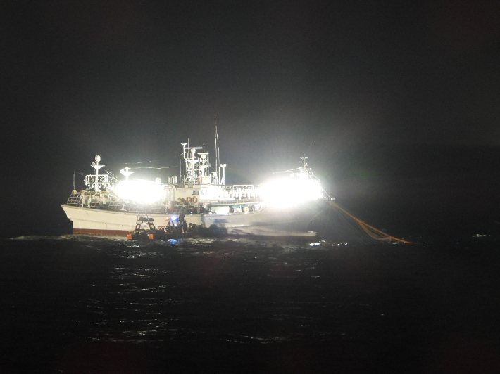 15일 오후 11시쯤 경남 거제 남여도 인근 해상에서 조업 중이던 어선이 물에 잠기는 침수 사고가 발생했다. 부산해양경찰서 제공