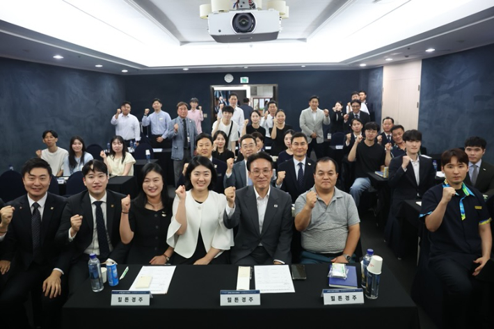 김민석 국무총리가 APEC 숙박시설 서비스 교육 참석자들과 기념사진을 촬영하고 있다. 경북도 제공