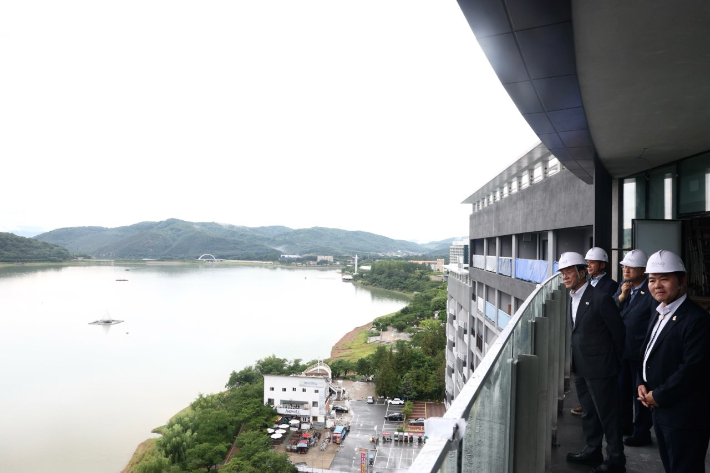 김민석 국무총리가 APEC정상회의 숙박시설을 점검하고 있다. 경북도 제공