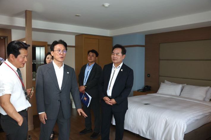 김민석 국무총리가 APEC정상회의 숙박시설을 점검하고 있다. 경북도 제공