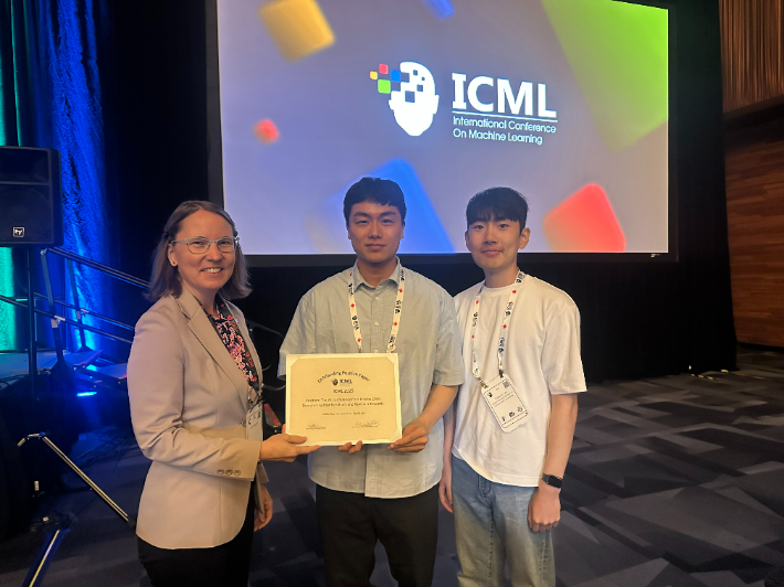 UNIST 연구팀과 ICML 포지션 트랙 좌장인 키리 웨그스태프(Kiri Wagstaff) 박사. UNIST 제공 