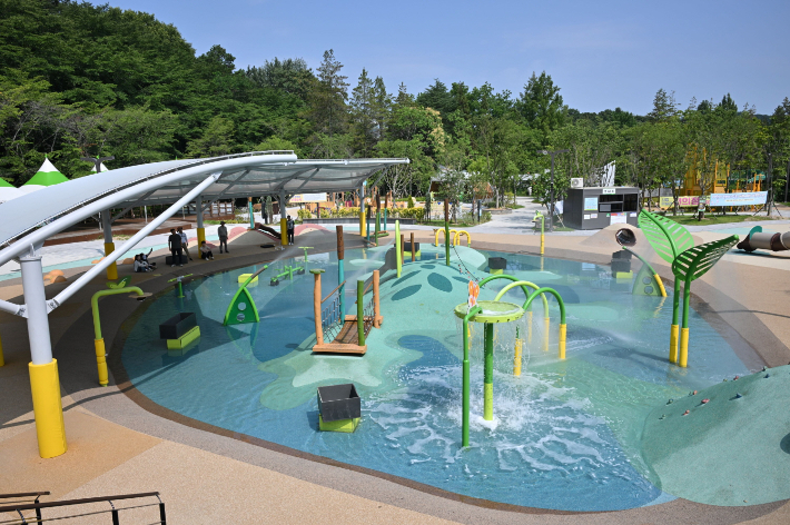 광주광역시립미술관은 북구 중외공원 내 새롭게 꾸며진 생태예술놀이정원에 물놀이장을 조성, 오는 19일 최초로 개장한다. 광주시 제공
