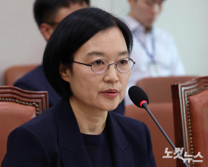 한성숙 중소벤처기업부 장관 후보자가 15일 오전 국회 산업통상자원중소벤처기업위원회에서 열린 인사청문회에 출석해 질의에 답하고 있다. 황진환 기자