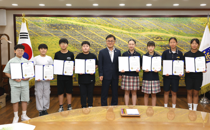경주시 송호준 부시장이 소년체전 입상 학생들에게 장학금을 수여하고 있다. 경주시 제공
