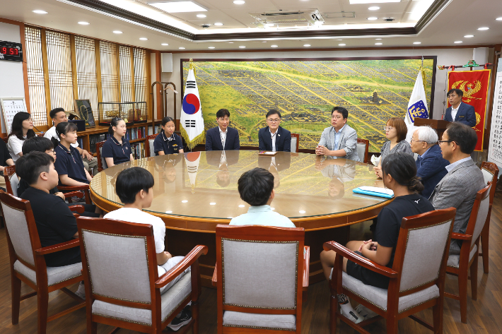 경주시 송호준 부시장이 소년체전 입상 학생들에게 장학금을 수여하고 대화를 나누고 있다. 경주시 제공