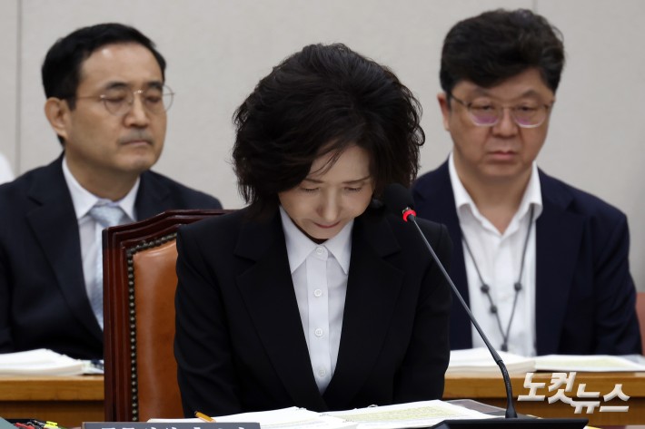 이진숙 사회부총리 겸 교육부 장관 후보자가 16일 서울 여의도 국회 교육위원회에서 열린 인사청문회에서 논문 등 불거진 의혹과 관련해 고개숙여 사과하고 있다.