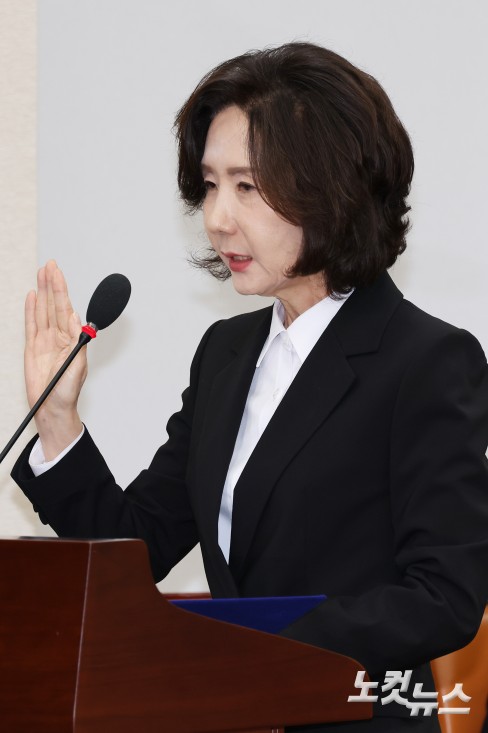 이진숙 사회부총리 겸 교육부 장관 후보자가 16일 서울 여의도 국회 교육위원회에서 열린 인사청문회에서 선서를 하고 있다.