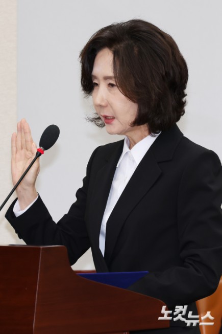 이진숙 사회부총리 겸 교육부 장관 후보자가 16일 서울 여의도 국회 교육위원회에서 열린 인사청문회에서 선서를 하고 있다.