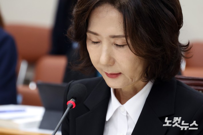 이진숙 사회부총리 겸 교육부 장관 후보자가 16일 서울 여의도 국회 교육위원회에서 열린 인사청문회에서 눈을 감고 생각에 잠겨이ㅣㅆ다.