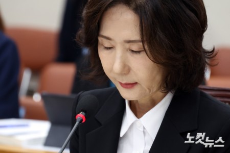 이진숙 사회부총리 겸 교육부 장관 후보자가 16일 서울 여의도 국회 교육위원회에서 열린 인사청문회에서 눈을 감고 생각에 잠겨이ㅣㅆ다.