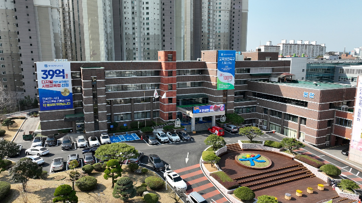 광주시교육청 청사 외벽에 붙은 불법 현수막 사진. 학벌 없는 사회를 위한 시민모임 제공