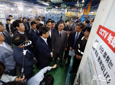 쿠팡 물류센터 내 냉기유출 최소화 냉방구역 둘러보는 김병기