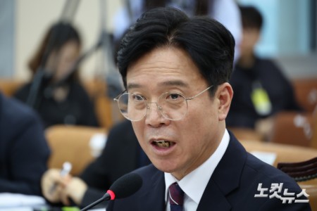 김영훈 고용노동부 장관 후보자가 16일 서울 여의도 국회 환경노동위원회 인사청문회에서 의원 질의에 답변을 하고 있다.