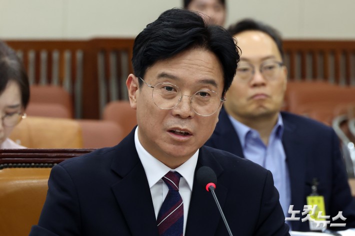 김영훈 고용노동부 장관 후보자가 16일 서울 여의도 국회 환경노동위원회 인사청문회에서 의원 질의에 답변을 하고 있다.