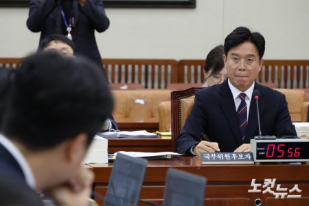 김영훈 고용노동부 장관 후보자가 16일 서울 여의도 국회 환경노동위원회 인사청문회에서 국민의힘 의원으로부터 