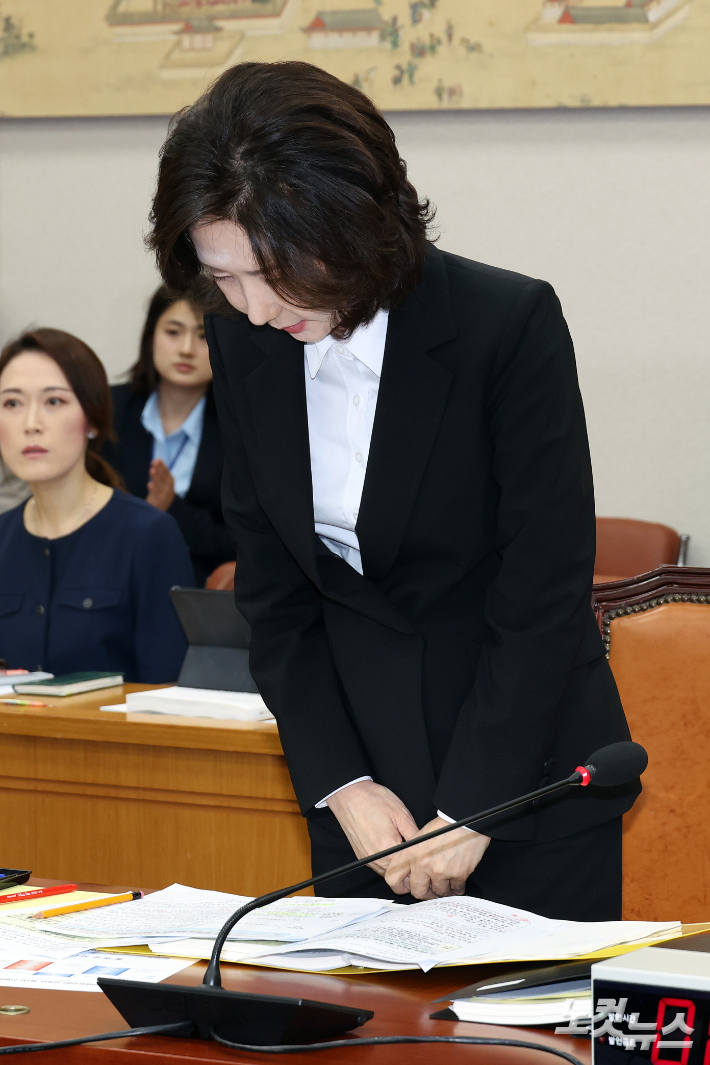 이진숙 사회부총리 겸 교육부 장관 후보자가 16일 서울 여의도 국회 교육위원회에서 열린 인사청문회에서 인사를 하고 있다. 윤창원 기자