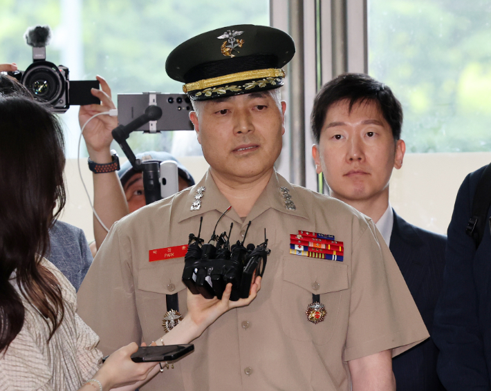 채상병 사망 사건 초동조사 당시 수사외압을 폭로했던 박정훈 해병대 수사단장(대령)이 16일 서울 서초구 순직해병특검 사무실에 참고인 신분으로 출석하며 취재진의 질문에 답하고 있다. 연합뉴스