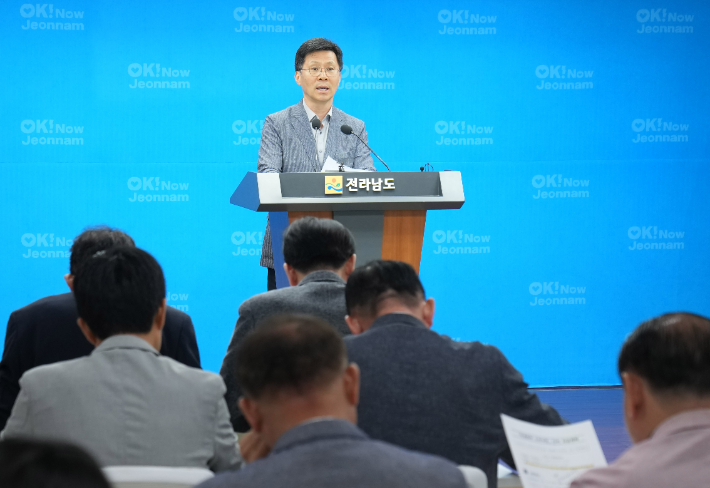 전라남도 서은수 일자리투자유치국장이 16일 도청에서 민생회복 소비쿠폰 1차 지급과 관련해 기자간담회를 열고 있다. 전라남도 제공