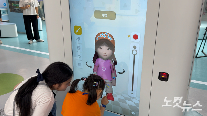 한 아이가 16일 광주 동구 금남지하상가에 조성된 어린이 복합문화공간 '빛나는 아이나라'에서 체험 활동을 하고 있다. 김한영 기자 