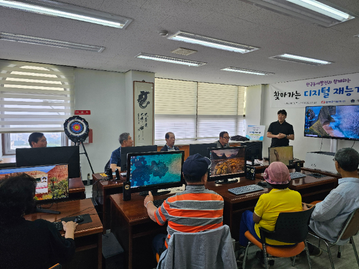 한국동서발전㈜는 70세 이상 상이군경 어르신을 대상으로 정보화 교육을 진행했다. 동서발전 제공 