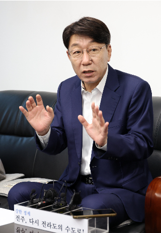 우범기 전주시장이 16일 기자실을 찾아 전주-완주 통합과 관련한 적극적인 소통 계획을 설명하고 있다. 전주시 제공