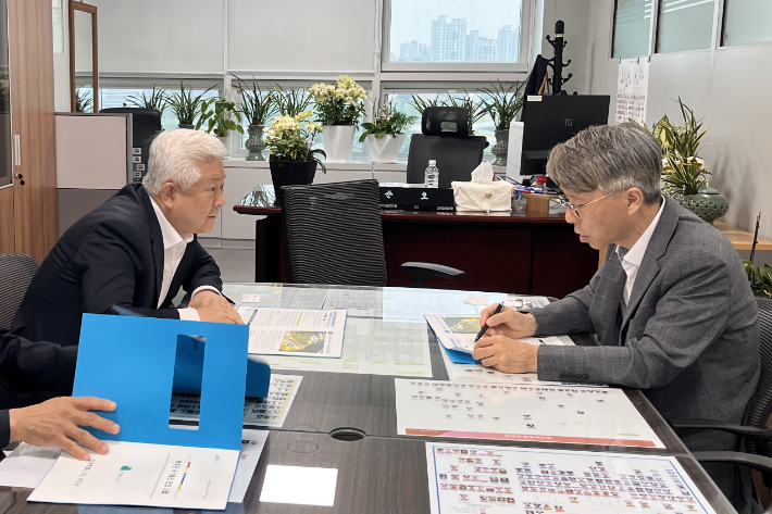 황인홍 무주군수가 기획재정부를 찾아 현안 사업의 내년 국가예산 반영을 요청하고 있다. 무주군 제공