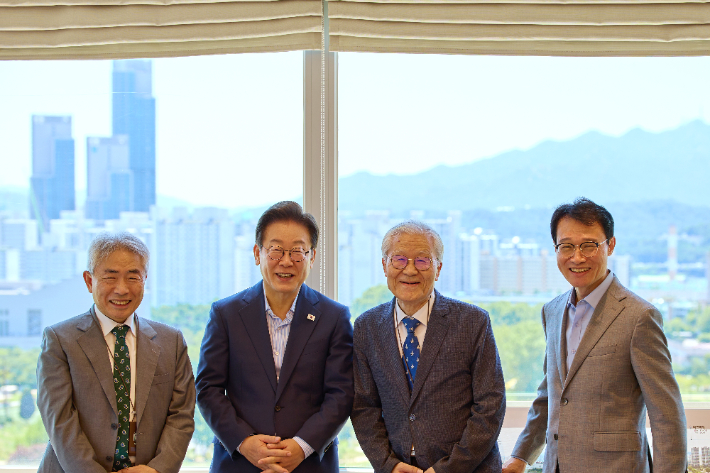 이재명 대통령 언론인 오찬     (서울=연합뉴스) 이재명 대통령이 11일 서울 용산 대통령실 청사에서 언론인 오찬에 앞서 기념촬영을 하고 있다.      왼쪽부터 정규재 전 한국경제신문 주필, 이 대통령,  조갑제 '조갑제닷컴' 대표, 이규연 대통령실 홍보소통수석. 2025.7.11 [대통령실 제공. 재판매 및 DB 금지]     photo@yna.co.kr (끝)   <저작권자(c) 연합뉴스, 무단 전재-재배포, AI 학습 및 활용 금지> 연합뉴스