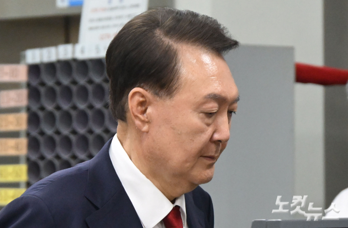 12·3 불법계엄 사태로 특검 수사를 받는 윤석열 전 대통령이 지난 9일 서울 서초구 서울중앙지방법원에서 열린 구속 전 피의자 심문(영장실질심사)을 마치고 대기 장소인 서울구치소로 이동하고 있다. 사진공동취재단