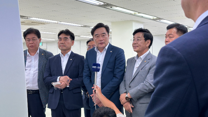 부산 동구 해수부 임시청사를 방문한 국민의힘 정동만 시당위원장(중앙)이 발언하고 있다. 왼쪽부터 안성민 부산시의회 의장, 이성권 의원(시당 수석부위원장 내정),정동만 시당위원장, 최도석 시의회 해양도시안전위원장, 강철호 시의회 운영위원장. 국민의힘 부산시당 제공 